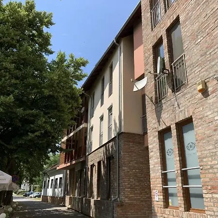 Belvarosi Levendula Apartman Gyula Exterior foto